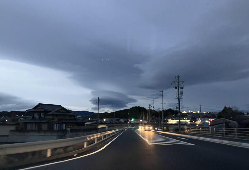 三重県桑名市の桑部橋から北の空に見えたレンズ雲