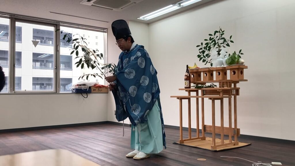 桑名駅前校の新校舎内で執り行われた神事の様子