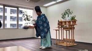 桑名駅前校の新校舎内で執り行われた神事の様子