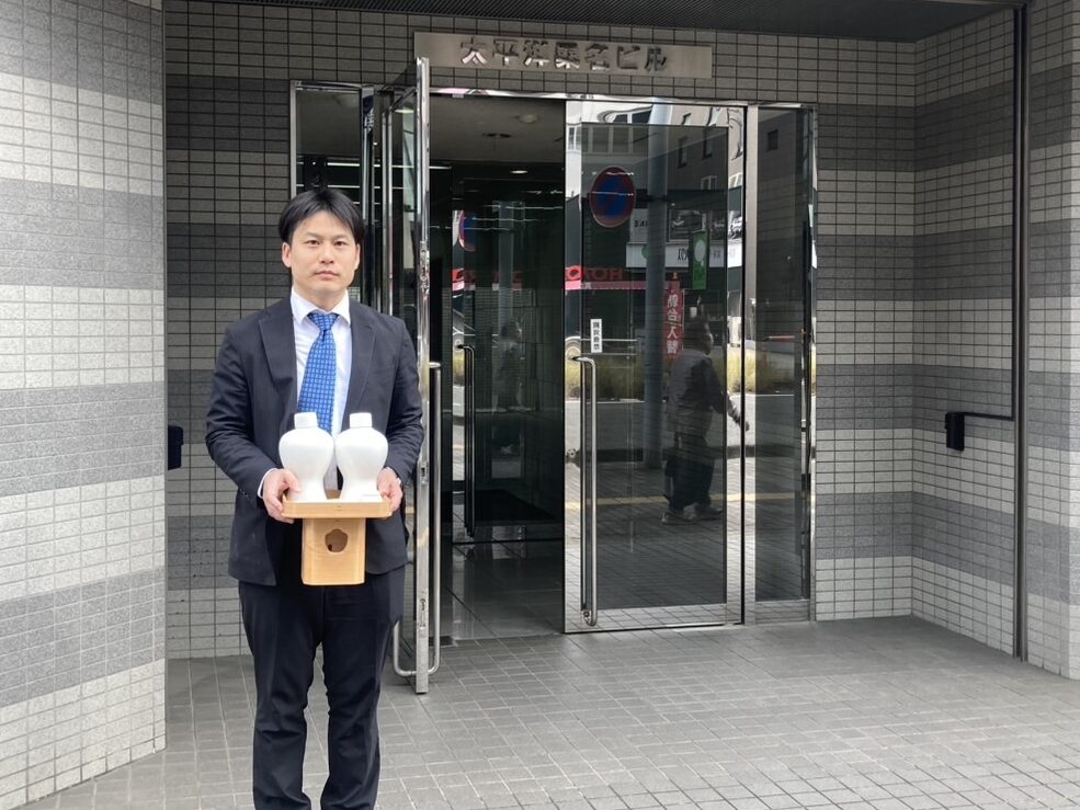 新桑名駅前校のビル前で神事の準備を行う様子