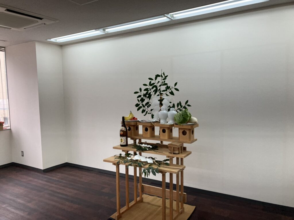 新校舎開設にあたり設置された神事の祭壇と供物